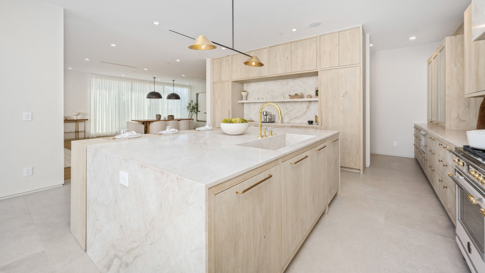 Bancada de cozinha revestida em mármore